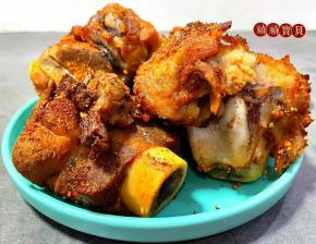 美味可口的猪骨棒摆入盘中就大功告成了