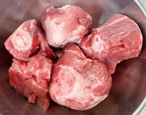  在市场买到新鲜的猪骨棒直接剁成大小均匀的块状