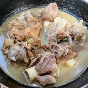 猪骨棒炖制完全熟透入味即可关火