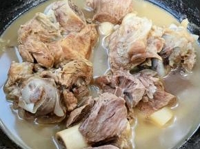 猪骨棒炖制完全熟透入味即可关火