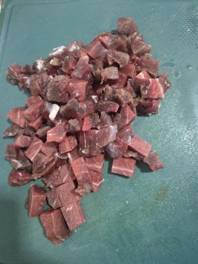 新鲜的牛肉切成一指大小的丁丁！