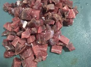 新鲜的牛肉切成一指大小的丁丁！