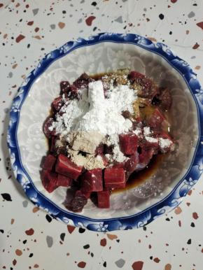 切好后装入盘中，加盐，胡椒粉，料酒，生抽，孜然粉，一个鸡蛋清，两大勺淀粉！