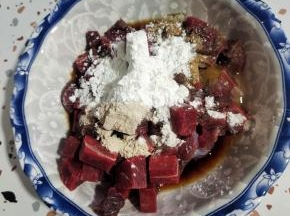 切好后装入盘中，加盐，胡椒粉，料酒，生抽，孜然粉，一个鸡蛋清，两大勺淀粉！