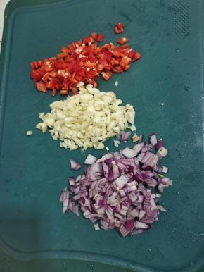 蒜瓣拍碎切成蒜末，小米辣切成小丁，洋葱切成小丁备用！