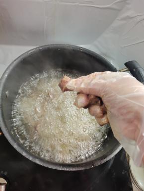 油温烧至七成热，一块一块下锅炸！