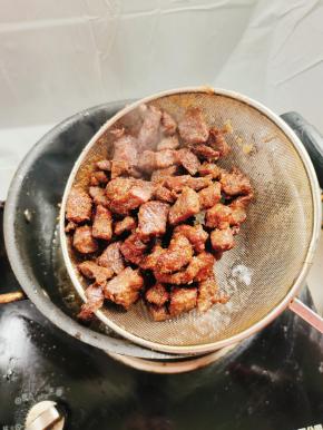 炸至牛肉颜色微微焦黄，捞出控干油分！