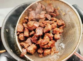 炸至牛肉颜色微微焦黄，捞出控干油分！