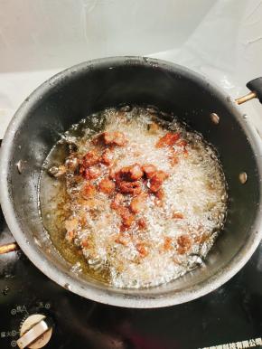 再把油温烧热，下锅复炸一遍！