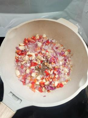 另起锅，下洋葱，蒜末，小米辣炒出香味儿！