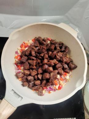 炒香后下入牛肉！
