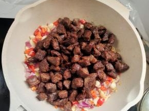 炒香后下入牛肉！