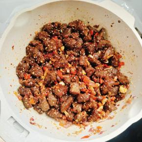 起锅前放入适量的鸡精翻炒均匀即可！这样做的孜然牛肉外焦里嫩，老公再也不去外面吃烧烤了！