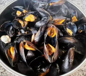 海虹煮至完全张开倒入容器中