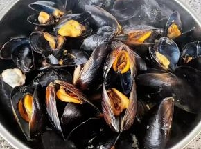 海虹煮至完全张开倒入容器中