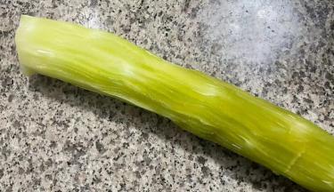 莴笋打皮去筋洗净备用