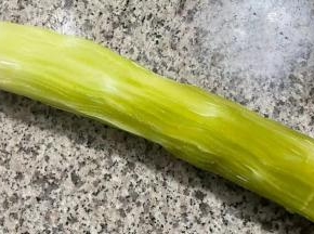 莴笋打皮去筋洗净备用