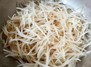 焯好水的银针立即放入冷水中过凉，再沥干水份备用。
