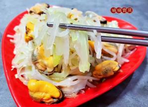 银针和笋丝入口脆爽，混搭海虹肉肉一起吃好吃到停不下来