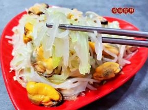 银针和笋丝入口脆爽，混搭海虹肉肉一起吃好吃到停不下来