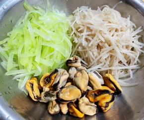 莴笋切成丝焯水处理方法同银针一样，笋丝沥干水份和银针、海虹肉肉一起放入容器中。