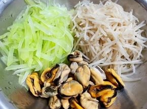 莴笋切成丝焯水处理方法同银针一样，笋丝沥干水份和银针、海虹肉肉一起放入容器中。