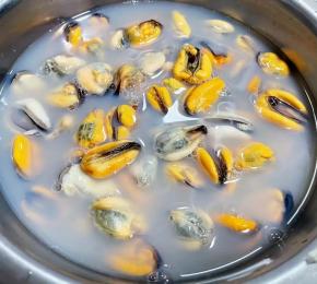 海虹肉肉依次取出，用原汁原味的汤汁冲洗一下。