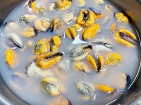 海虹肉肉依次取出，用原汁原味的汤汁冲洗一下。