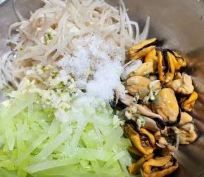 放入蒜粒和调味料糖、盐、醋、味精