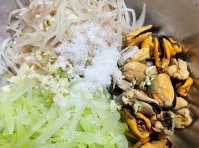 放入蒜粒和调味料糖、盐、醋、味精