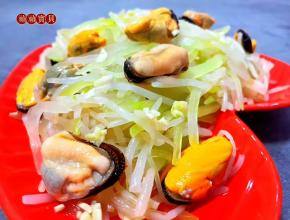 清新爽口的银针笋丝拌海虹，装入盘中就大功告成了。