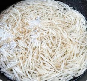 锅中烧开水放入一点点油和盐，再放入银针焯水至断生。