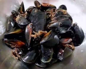 在市场买到新鲜的海虹准备美味鲜起来