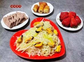 搭配自己卤制的猪肝、油条和草莓一起吃棒棒哒。