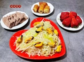 搭配自己卤制的猪肝、油条和草莓一起吃棒棒哒。