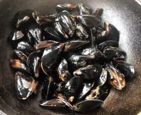 海虹摘去杂质冲洗干净，放入锅中不用添加清水盖上锅盖直接大火煮起来。