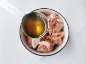 排骨加1勺料酒，2勺生抽，1勺盐，一勺食用油。