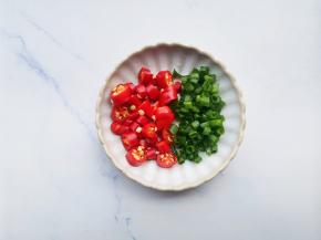 香葱、小米椒切碎。