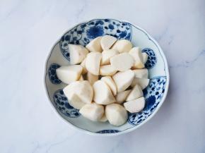 芋头去皮切小块。