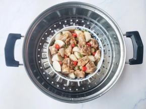 加入小米椒、葱花再蒸5分钟出锅。
