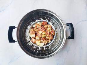 铺上腌好的排骨。放入蒸锅中火蒸30分钟取出，