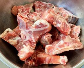 在市场买到新鲜的猪排，让商家帮忙切成大小均匀的块状。