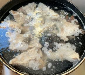 另起锅放入猪排和调味盒，添加适量清水，放入料酒和糖大火炖起来。