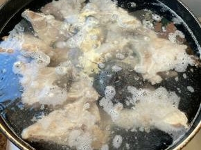 另起锅放入猪排和调味盒，添加适量清水，放入料酒和糖大火炖起来。