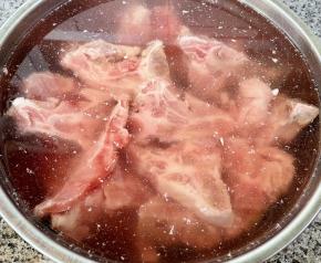 猪排用清水浸泡半小时，再冲洗干净备用。