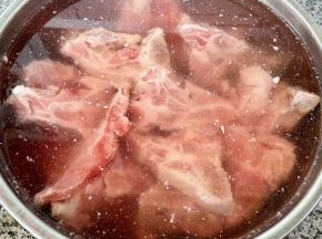猪排用清水浸泡半小时，再冲洗干净备用。