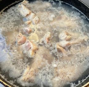 锅中烧开水倒入料酒，再放入猪排焯水至猪排断生，去除血水和杂质。