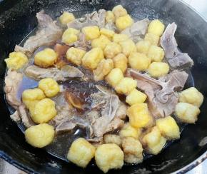 放入豆腐泡一起慢焖