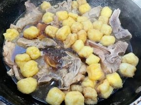 放入豆腐泡一起慢焖