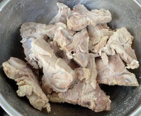 焯好水的猪排立即放入冷水中过凉，再洗净沥干水份备用。